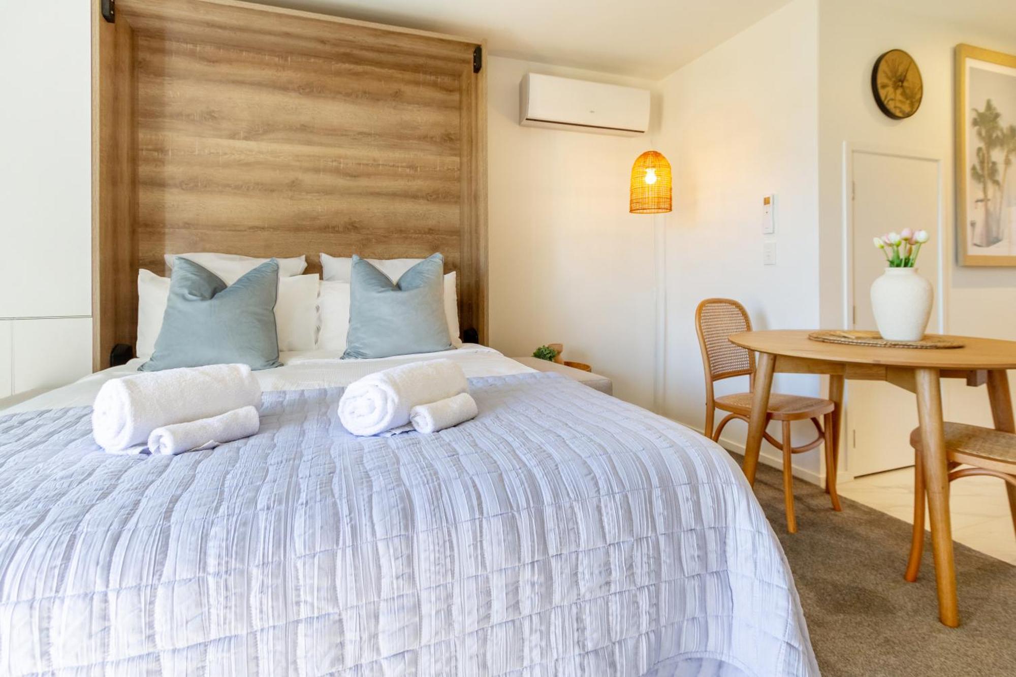 Downtown Delight: Studio At 8 Wilmer With Backyard Christchurch Luaran gambar