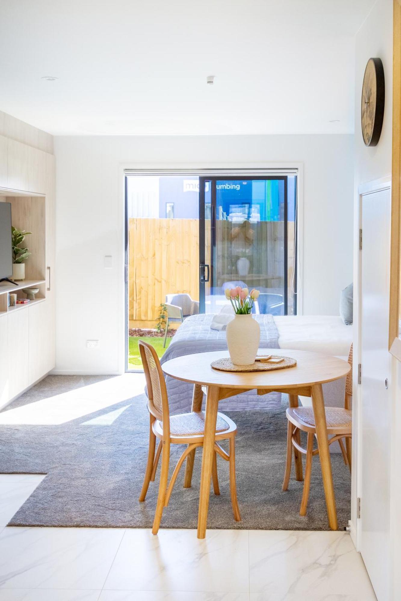 Downtown Delight: Studio At 8 Wilmer With Backyard Christchurch Luaran gambar