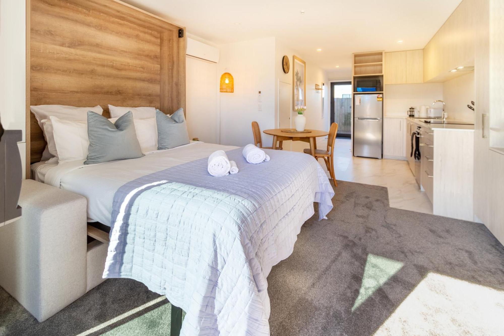 Downtown Delight: Studio At 8 Wilmer With Backyard Christchurch Luaran gambar