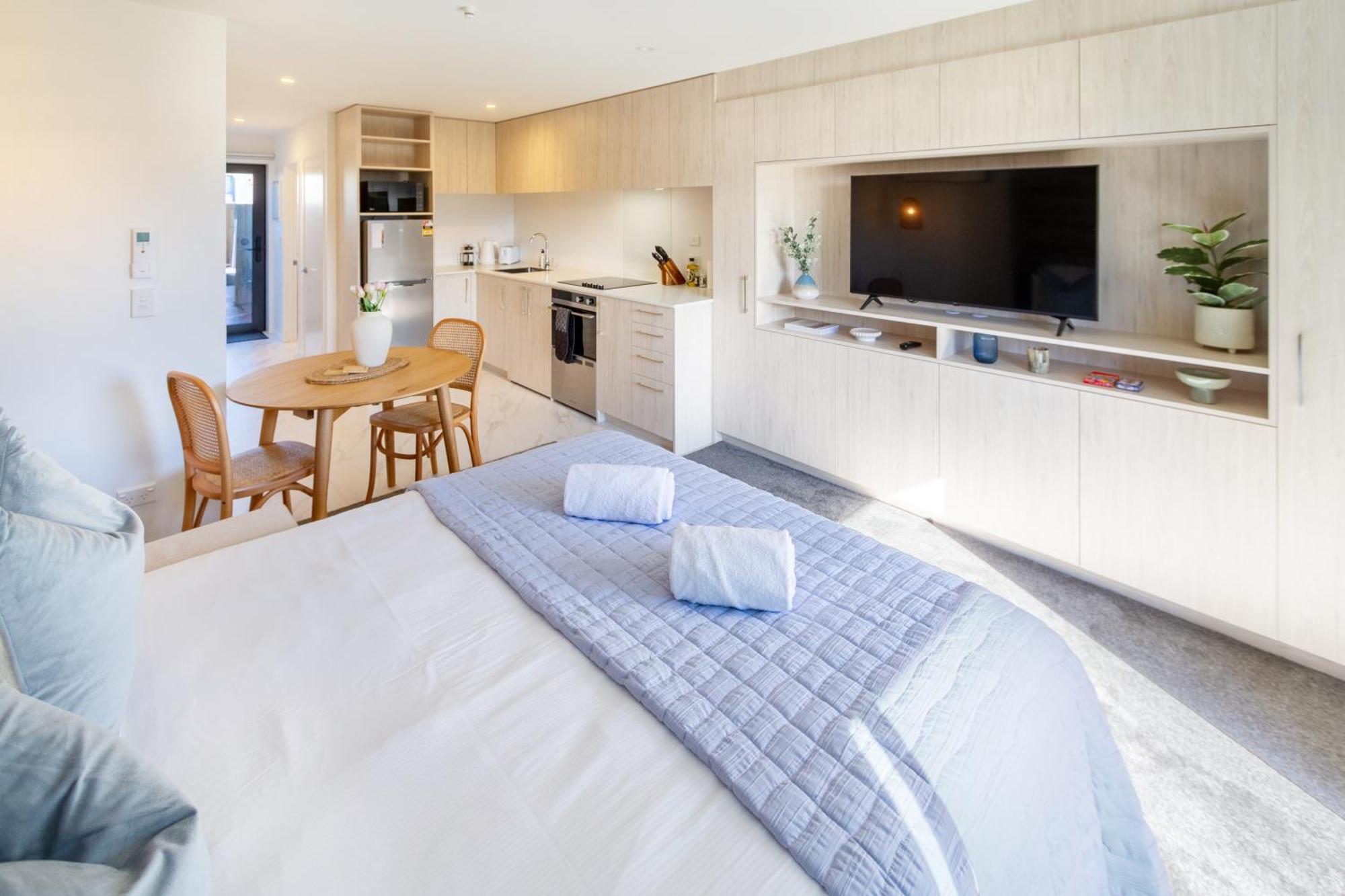 Downtown Delight: Studio At 8 Wilmer With Backyard Christchurch Luaran gambar